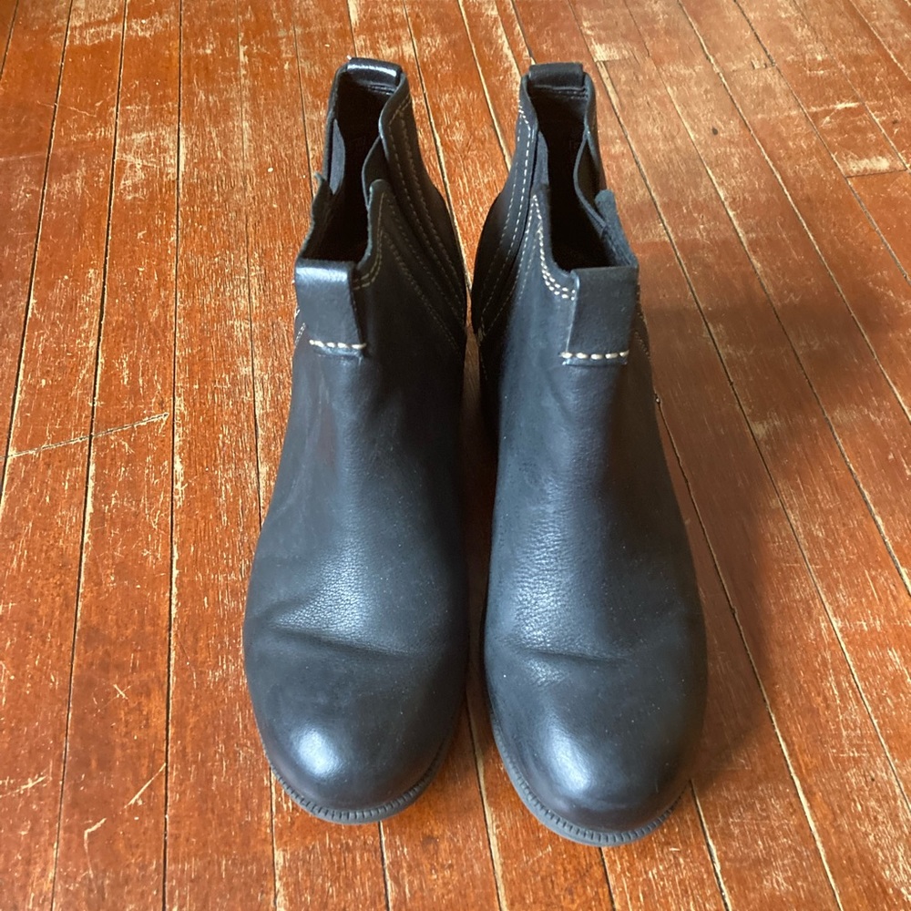 Black chelsea boot with heel